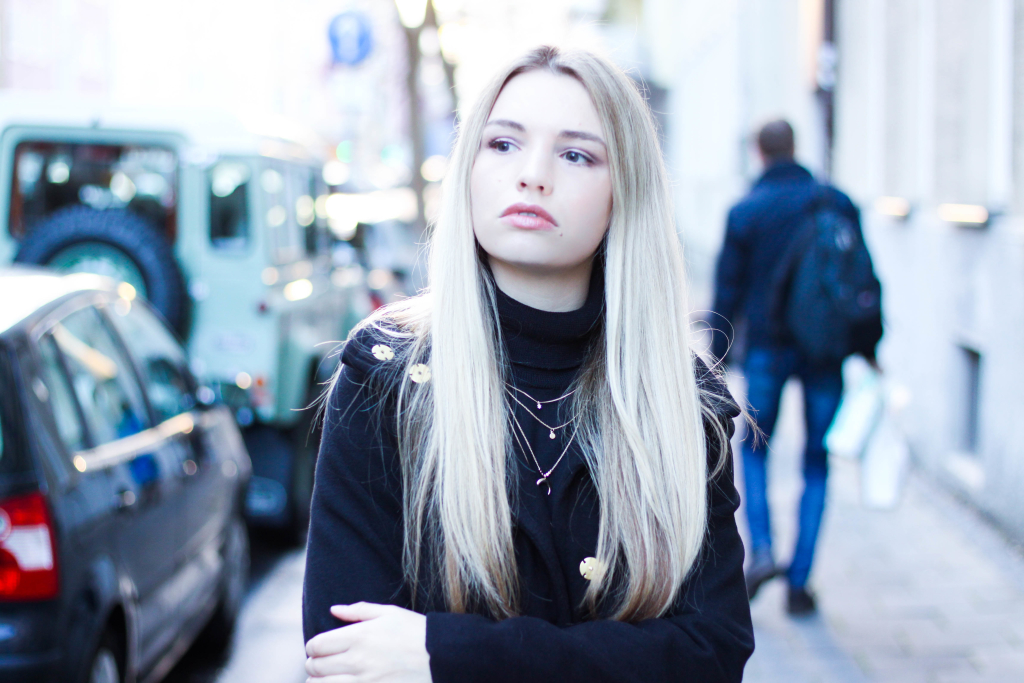 Modeblog Fashionblog München Franziska Elea Portrait Blogger Modeblogger Fashionblogger Mantel All Black Look ootd