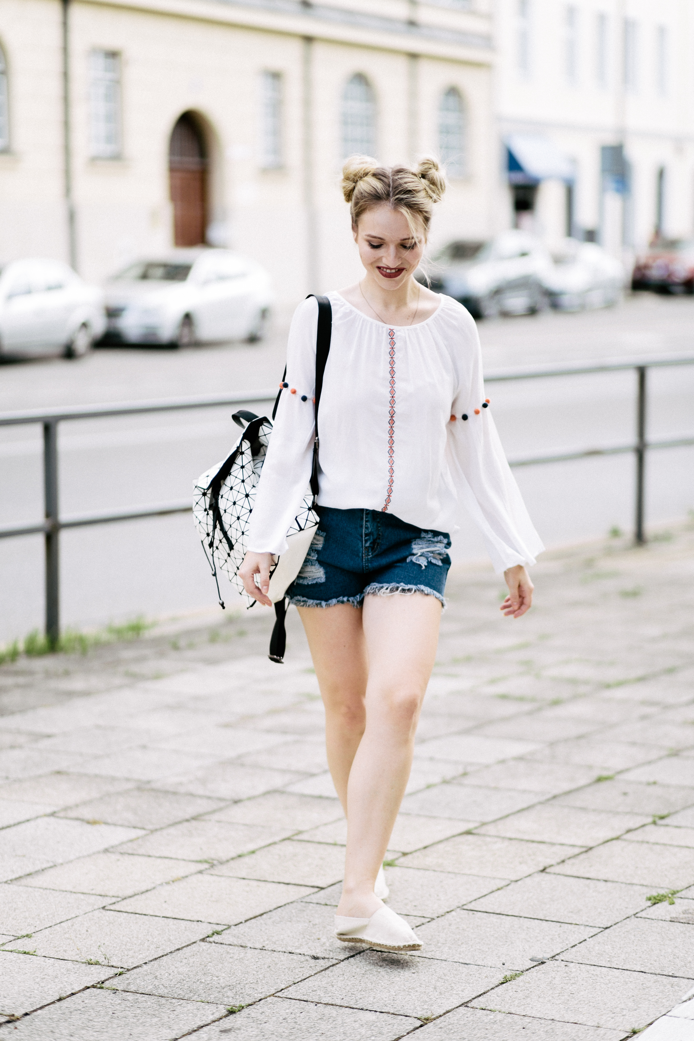 Franziska Elea Modeblog München Schwabing Maxvorstadt Frisur Hairstyle Bluse weiß Sommer Look 2016 Shorts