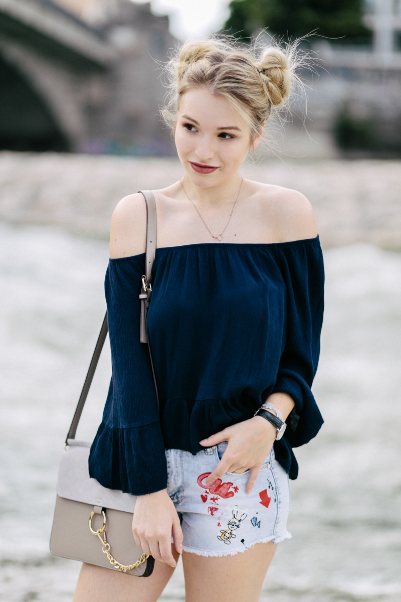 Franziska Elea deutsche Blogger Modeblog Fashion Blog München sommer Off Shoulder Outfit Bluse blau Isar Hotpants Patches Style Hairstyle Frisur