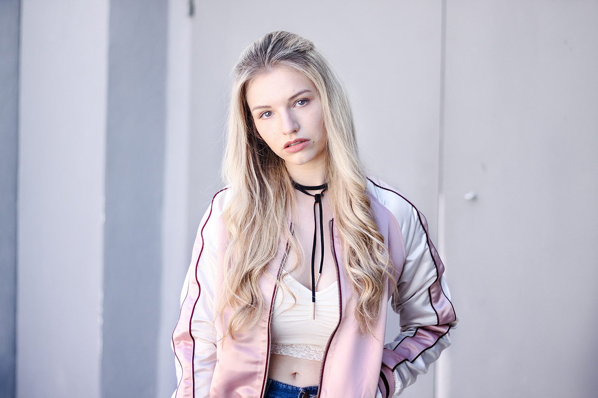 Franziska-Elea-deutsche-Blogger-Modeblog-Fashionblog-München-Review-Bomberjacke-Satin-rosa-Sommer-Outfit-Jeans-summer-Style-Choker-Halsband-Asos-Wiederhergestellt