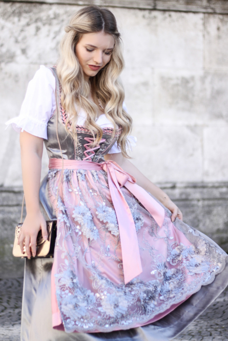 Franziska-Elea-deutsche-Blogger-Modeblog-Fashionblog-München-Dirndl-Oktoberfest-Wiesn-Madl-Krüger-Schürze-Look-Outfit-Bluse-Details-Saum-Spitzendirndl