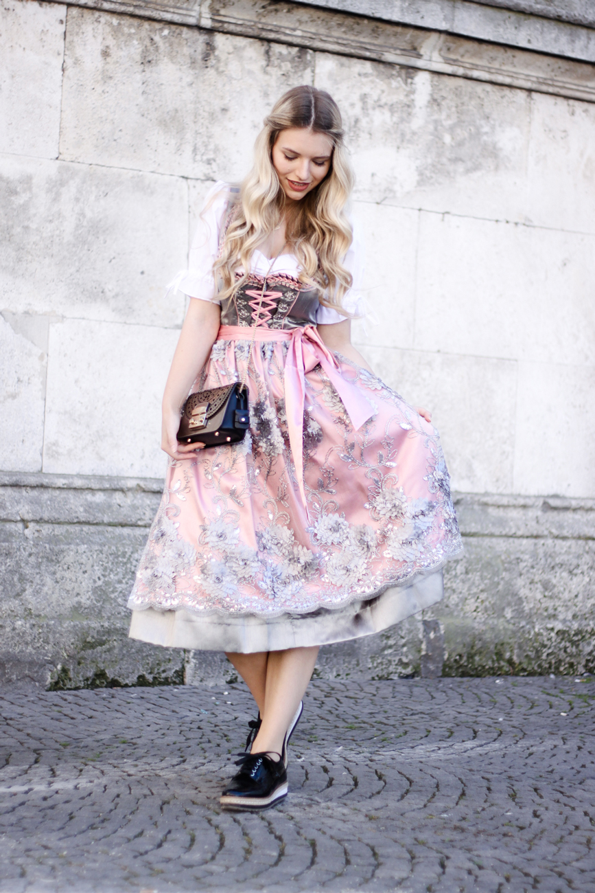 Franziska-Elea-deutsche-Blogger-Modeblog-Fashionblog-München-Dirndl-Oktoberfest-Wiesn-Madl-Krüger-Zalando-rosa-grau-spitze-Spitzendirndl-Seide