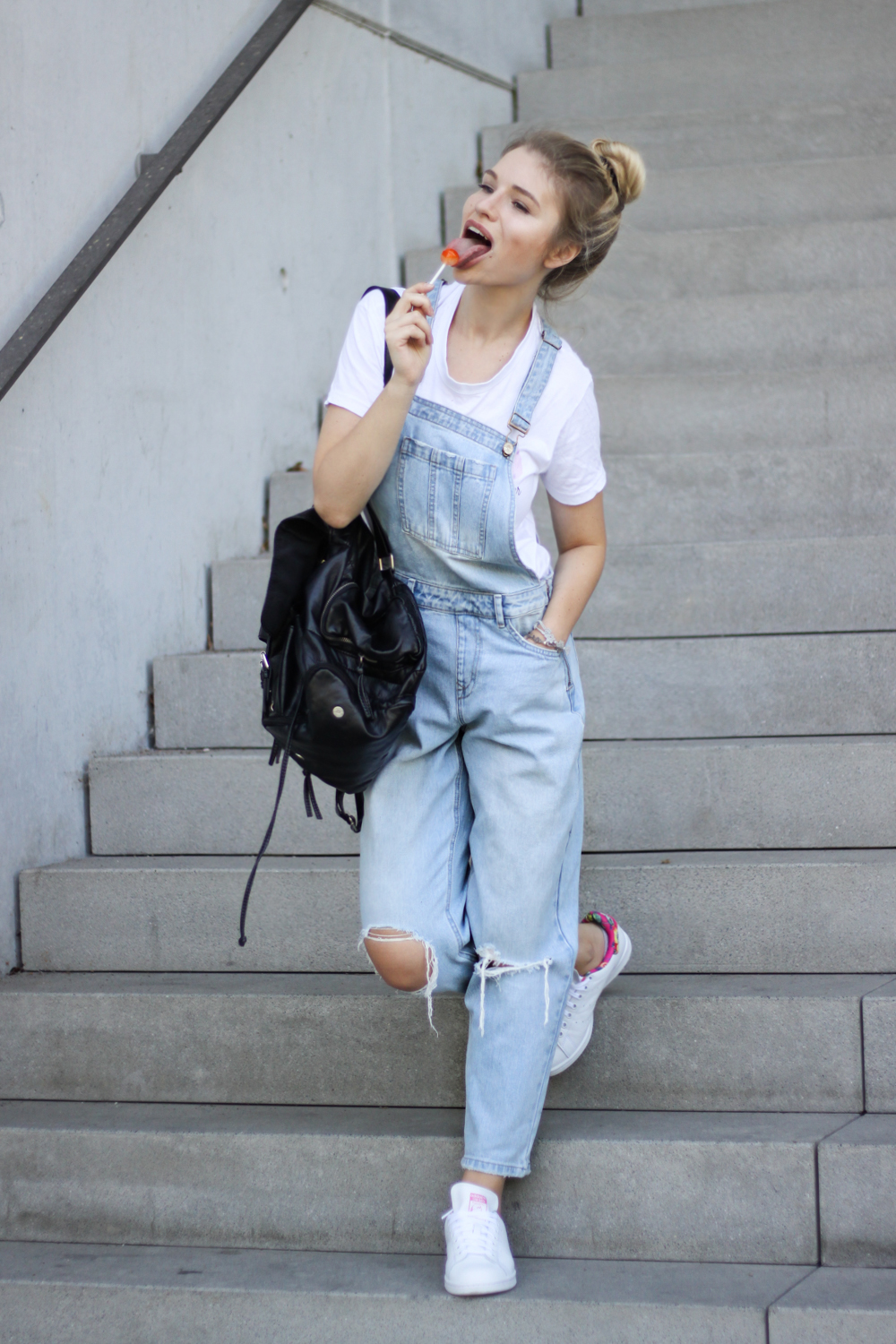 franziska-elea-deutsche-blogger-modeblog-fashionblog-muenchen-latzhose-trend-ootd-style-look-latzhosen-adidas-stan-smith-cap-chupa-chups-lutscher-inspo