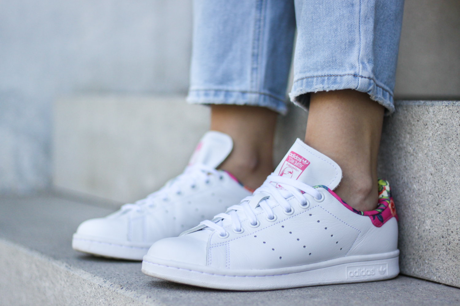 franziska-elea-deutsche-blogger-modeblog-fashionblog-muenchen-latzhose-trend-ootd-style-look-weisse-schuhe-sneaker-adidas-stan-smith-superstar-pink