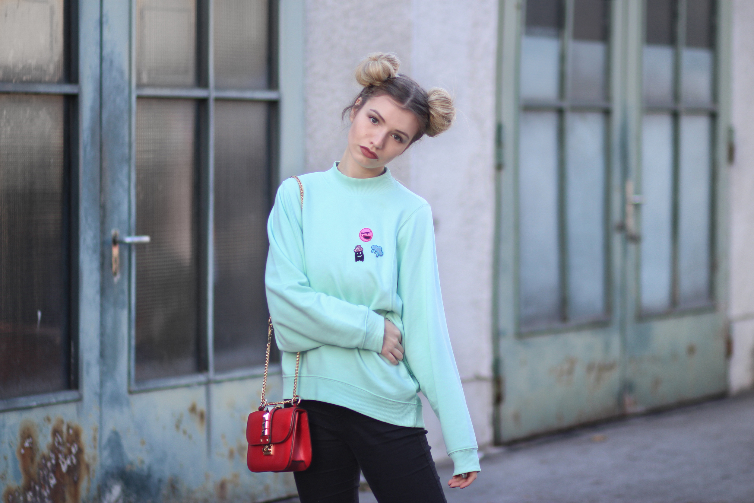 Franziska Elea Blogger Aus Munchen Fashionblog Pullover Mit Patches Schuhpatches Sneaker Patches Valentino Rockstud Tasche Outfit Space Buns Franziska Elea