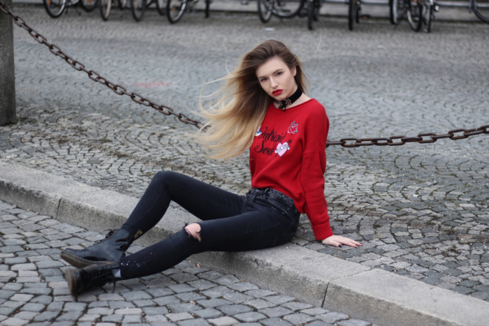 Franziska Elea Blogger Aus Munchen Streetstyle Outfit Grunge Look 90s Style Jeans Mit Lochern Roter Pullover Stradivarius Dr Martens Boots Glanzend Franziska Elea