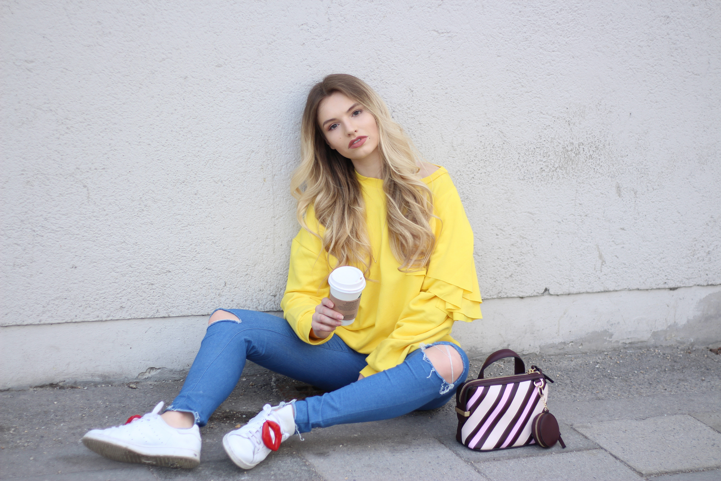 Franziska Elea Oversize Pullover Mit Volants Streetstyle Strassenlook Blogger Modeblogger Fashionblog Outfit Gelb Mini Bag Fashion Shooting Fotoshooting Franziska Elea