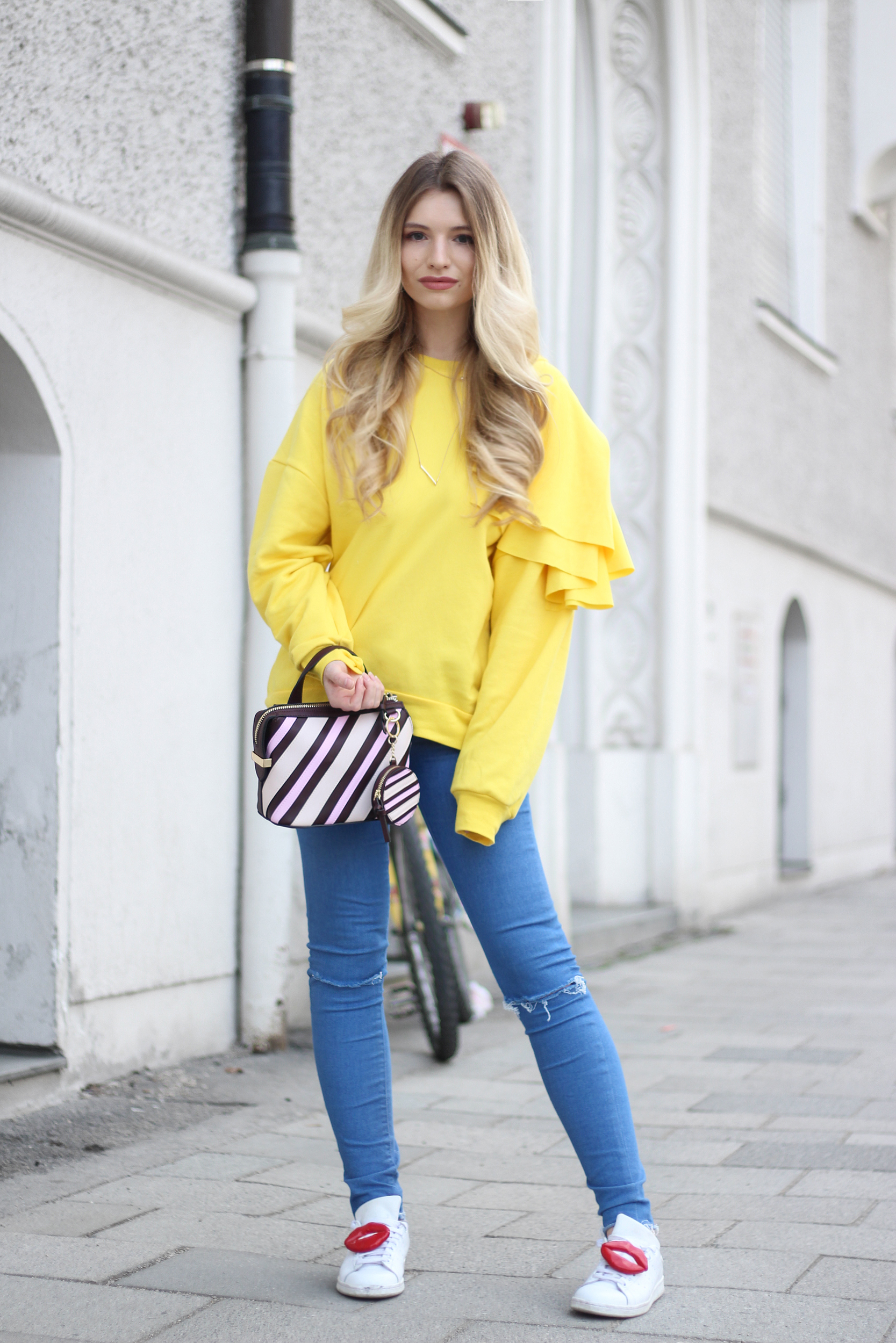 Franziska Elea Oversize Pullover Mit Volants Streetstyle Strassenlook Blogger Modeblogger Fashionblog Outfit Gelb Kombinieren Sommer Sneaker Patches Franziska Elea